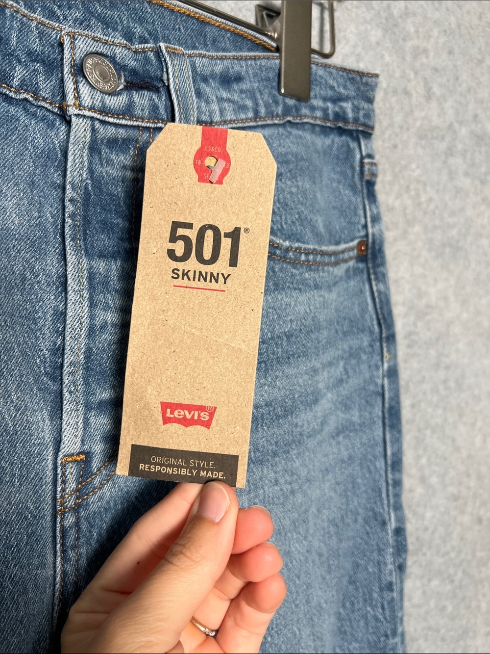 Levi’s 501 Skinny Women’s Jeans 27x28 High Rise Distressed Raw Hem NWT - Picture 3 of 7